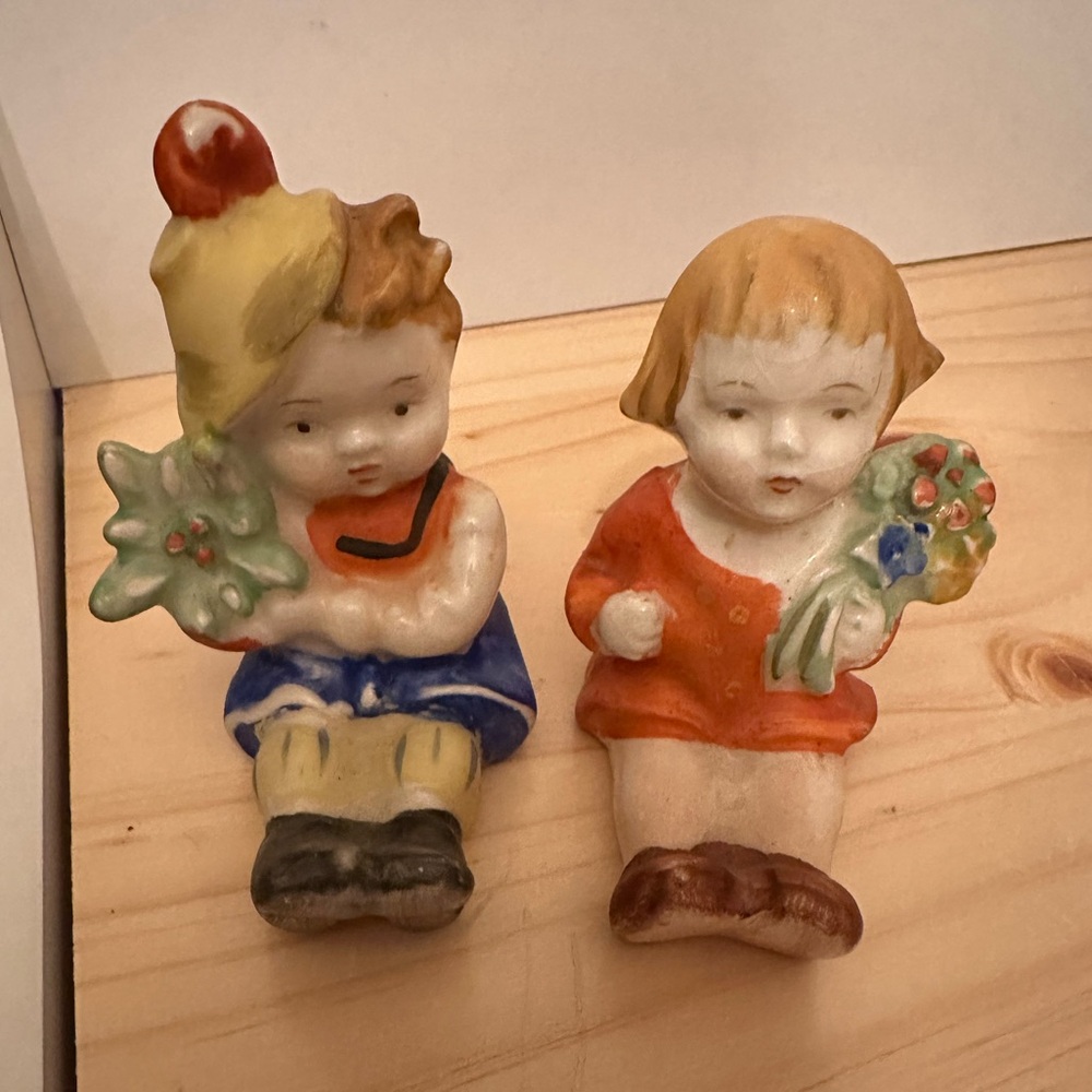 Vintage Dutch Boy & Girl Salt and Pepper Shaker Set